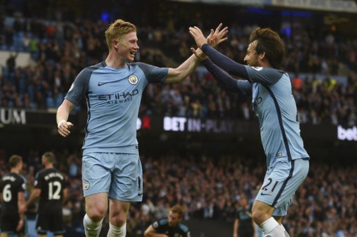 Dua bintnag macnhester City, Kevin De Bruyne dan David Silva, dalam laga kontra West Bromwich Albion di Etihad Stadium pada 16 Mei 2017.