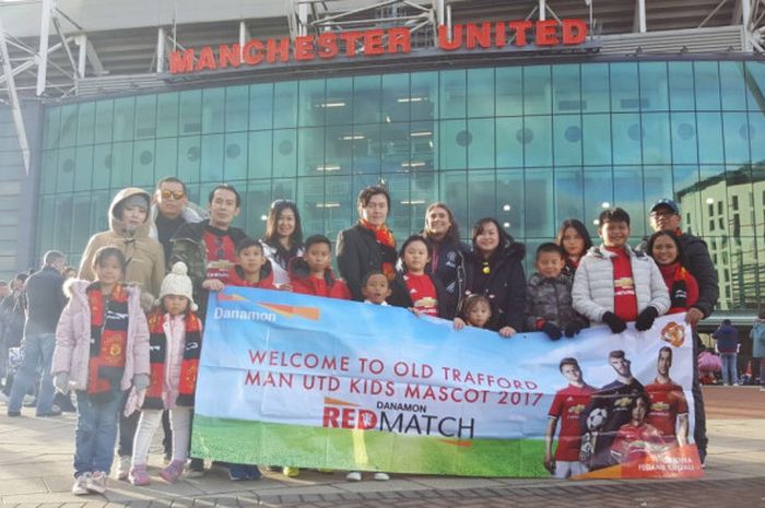 Anak-anak nasabah Danamon berpose di depan Stadion Old Trafford, Manchester, Inggris. Mereka mendapat kesempatan menjadi Kids Mascot saat Man United melawan Burnley dalam laga Liga Inggris pada 26 Desember 2017.