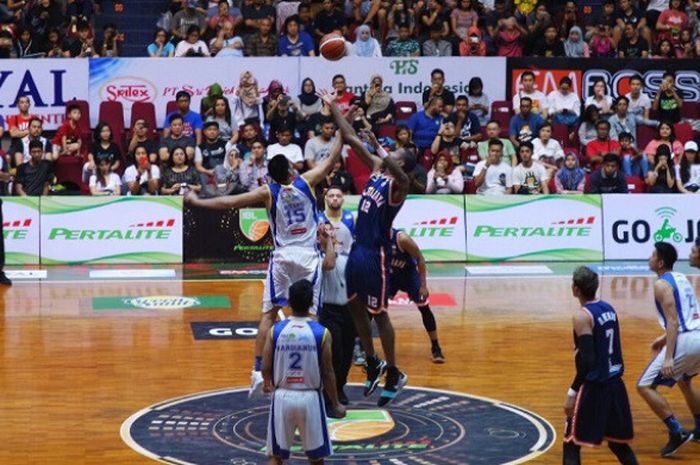 Momen tip-off pertandingan Pelita Jaya vs Satria Muda, Minggu (24/12/2017).