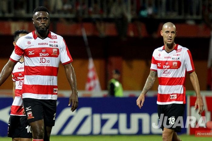 Penyerang Madura United, Boubacar Sanogo (kiri), saat tampil melawan Perseru Serui dalam laga lanjutan Liga 1 di Stadion Gelora Ratu Pamellingan Pamekasan, Jawa Timur (08/05/2017) Senin sore yang berakhir dengan skor imbang 1-1.