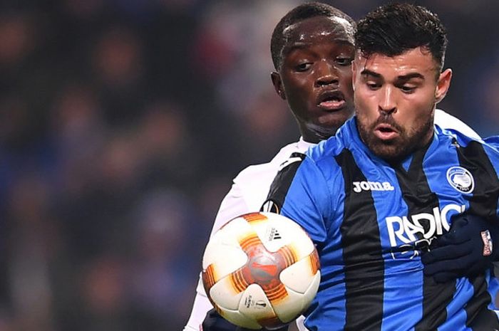 Striker Atalanta, Andrea Petagna (kanana), saat berduel dengan bek Olympique Lyonnais, Mouctar Diakhaby, dalam pertandingan Grup E Liga Europa 2017-2018 di Stadion MAPEI, Reggio Emilia, Italia, pada 7 Desember 2017.