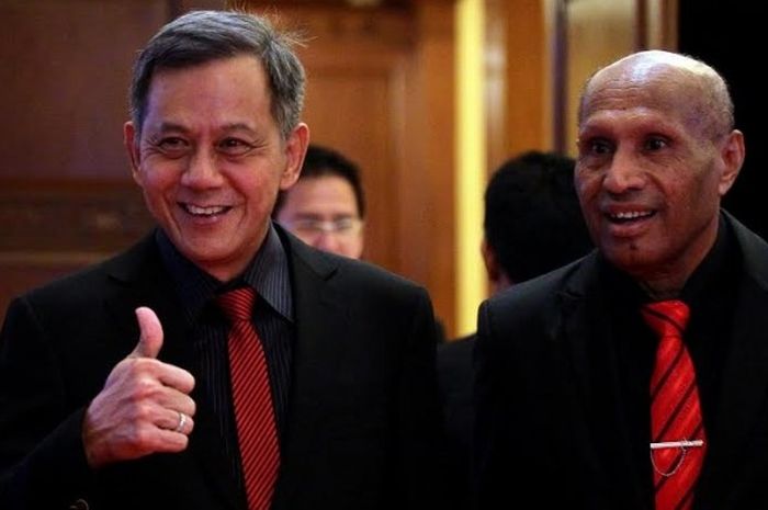 Ketua Umum Persipura, Benhur Tommy Mano (kanan) dan Manajer Rudy Maswi (kiri) yang hadir pada malam 