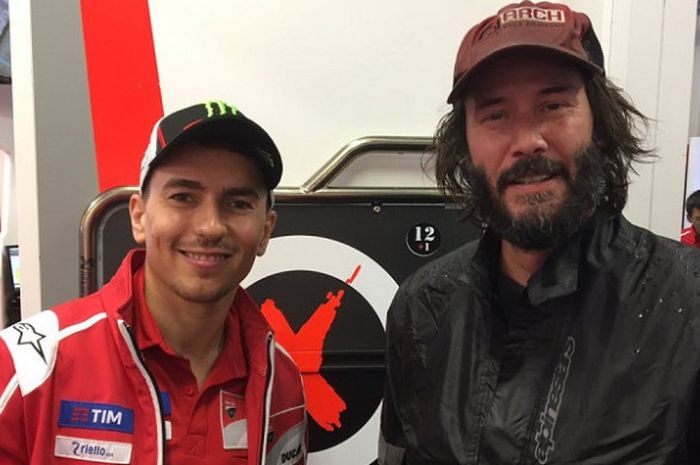 Jorge Lorenzo dan Keanu Reeves saat di Sirkuit Misano, Minggu (10/9/2017).