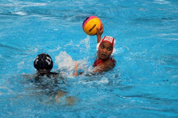 Tim polo putri Indonesia ketika berlaga melawan Singapura di SEA Games 2017 Malaysia, di National Aquatic Centre, Kawasan Sukan Negara Bukit Jalil, Malaysia, Selasa (15/8/2017).