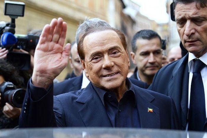 Mantan Perdana Menteri Italia, Silvio Berlusconi, usai menghadiri pemungutan suara untuk referendum reformasi konstitusi di Roma (4/12/2016).