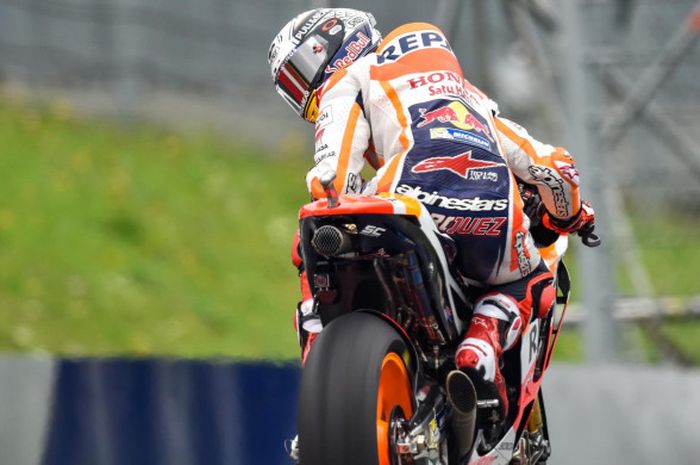 Pebalap Repsol Honda Team asal Spanyol, Marc Marquez, bereaksi saat menjalani sesi latihan bebas pada hari pertama GP Austria di Red Bull Ring, Spielberg, Jumat (11/8/2017).