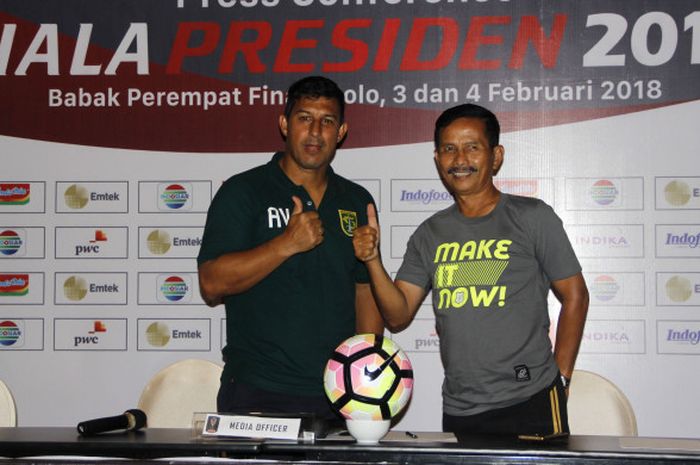 Pelatih PSMS Medan, Djajang Nurdjaman dan pelatih Persebaya, Alfredo Vera saat jumpa pers sebelum laga Persebaya Vs PSMS Medan di Hotel Alana, Solo, Jumat  (2/2/2018)