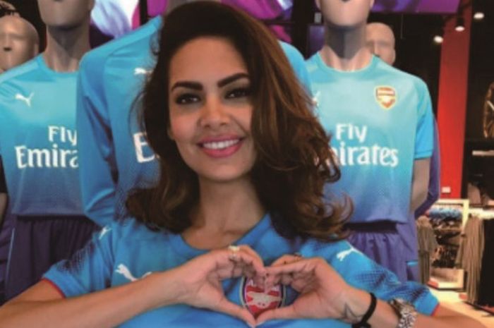 Aktris Bollywood, Esha Gupta promosikan jersey terbaru ARsenal