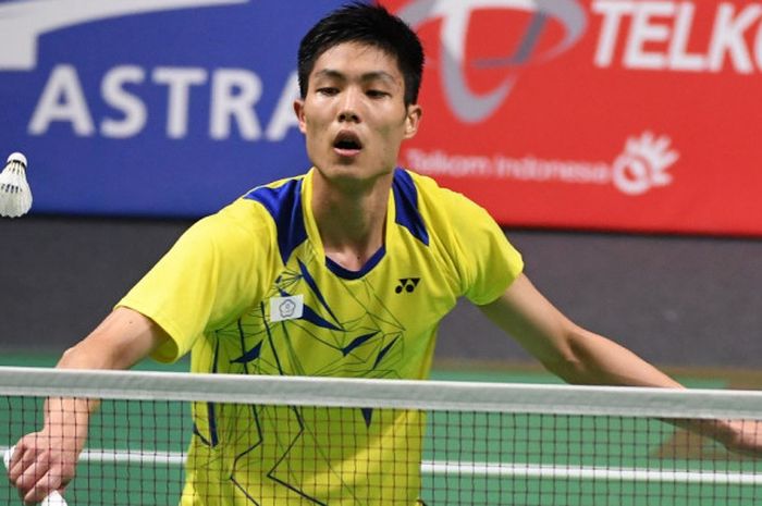 Pebulu tangkis tunggal putra Taiwan, Chou Tien Chen, saat menghadapi wakil Indonesia, Anthony Sinisuka Ginting, pada laga semifinal kategori perorangan Asian Games 2018 di Istora Senayan, Jakarta, Senin (27/8/2018).