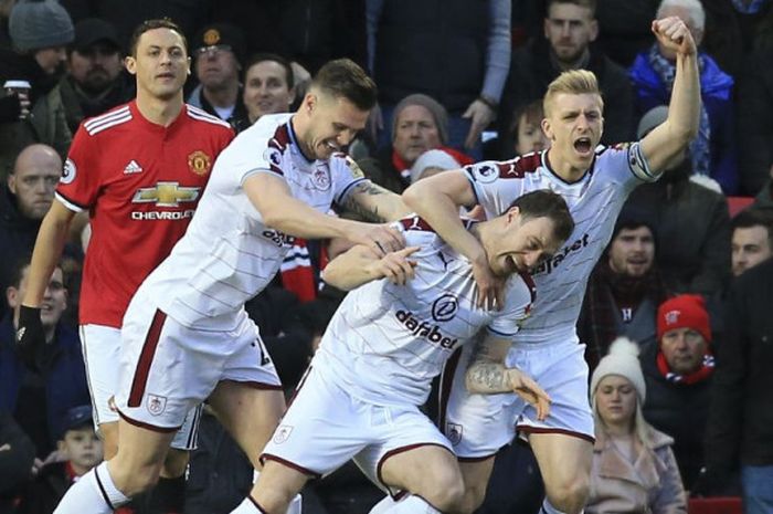 Para pemain Burnley merayakan gol Ashley Barnes ke gawang Manchester United pada laga Liga Inggris di Stadion Old Trafford, Manchester, Selasa (26/12/2017).