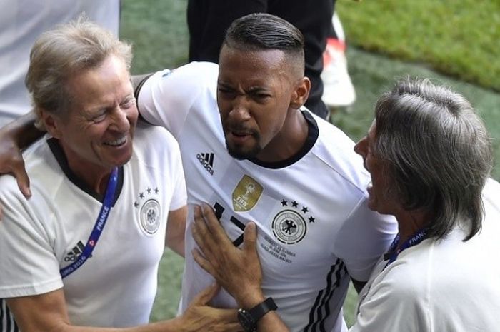  Bek tim nasional Jerman, Jerome Boateng (tengah), merayakan gol ke gawang Slovakia, pada laga babak 16 besar Piala Eropa 2016 di Stade Pierre-Mauroy, 26 Juni 2016. 