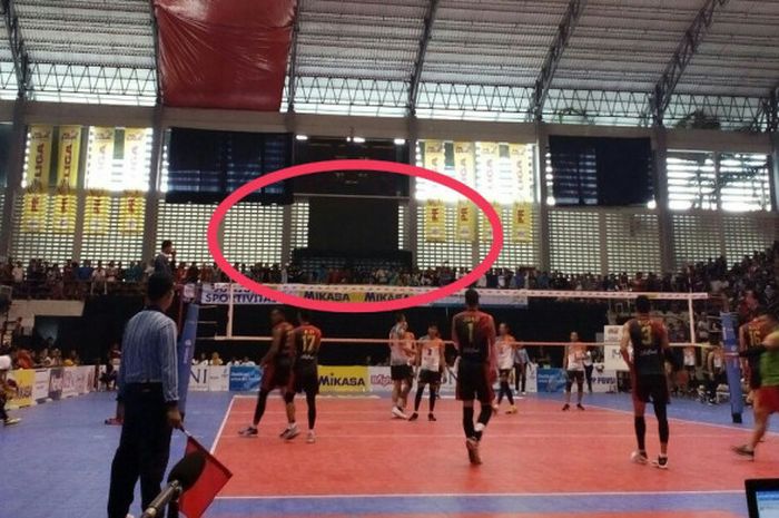 Papan skor elektronik (lingkaran merah) yang terletak di GOR Sritex Arena, Solo, pada gelaran Final Four Proliga 2018, Minggu (8/4/2018).