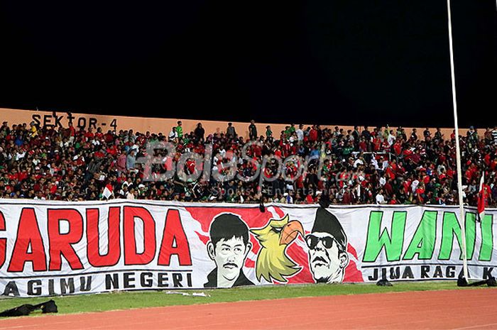 Pendukung timnas U-19 Indonesia memadati Stadion Gelora Delta Sidoarjo, Jawa Timur, Minggu (01/07/2018) malam untuk menyaksikan laga Grup A Piala AFF U-19 2018 antara Indonesia melawan Laos.