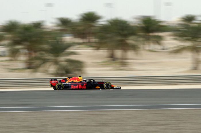 Daniel Ricciardo (Red Bull) mengungguli Valtteri Bottas (Mercedes) pada sesi Free Practice 1 GP F1 Bahrain di Sirkuit Sakhir, Jumat (6/4/2018).