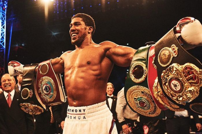 Petinju kelas berat Anthony Joshua memegang sabuk gelar juara setelah mengalahkan Alexander Povetkin dalam pertandingan di Stadion Wembley, London, Inggris, Sabtu (22/9/2018).