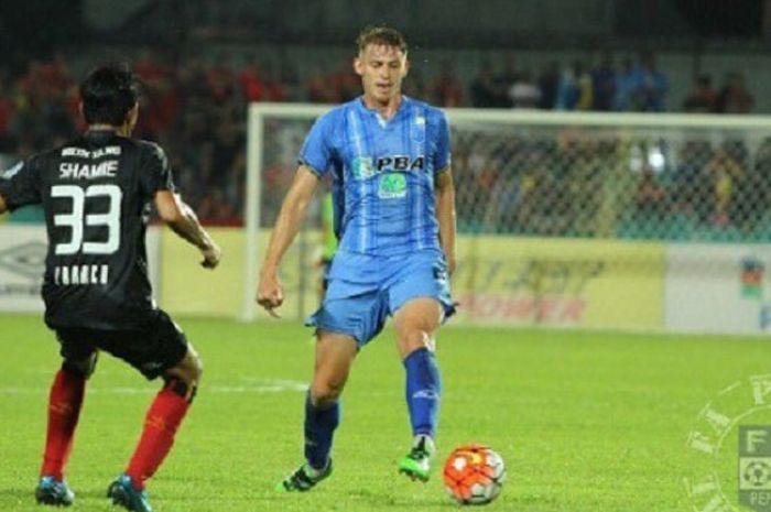 Bek kelahiran Inggris yang memiliki paspor Australia, Brent Griffiths, saat membela klub Malaysia, Penang FA pada 8 April 2016.