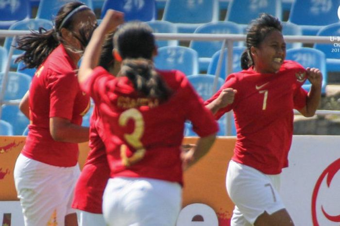 Suka cita pemain timnas U-16 putri Indonesia seusai membobol gawang timnas U-16 putri Palestina pada laga pertama Grup D kualifikasi Piala Asia U-16 Wanita 2019 di Dolen Omurzakov Stadium, Bishkek, Kyrgistan, 15 September 2018. 