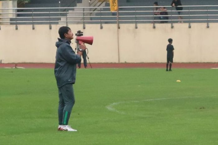 Pelatih Timnas U-19, Indra Sjafri terlihat menggunakan toa saat memimpin TC hari keenam di lapangan UNY, Kamis (24/5/2018).