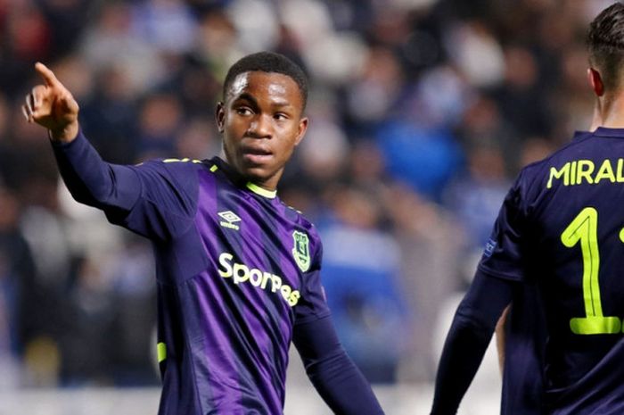 Pemain Everton, Ademola Lookman, merayakan gol yang dia cetak ke gawang Apollon Limassol dalam laga Grup E Liga Europa di Stadion GSP, Nicosia, Siprus, pada 7 Desember 2017.