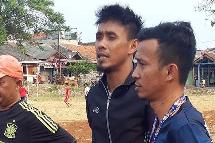 Bek Persija Jakarta, Maman Abdurrahman (tengah), mengisi waktu libur Liga 1 dengan melatih sekolah sepak bola.