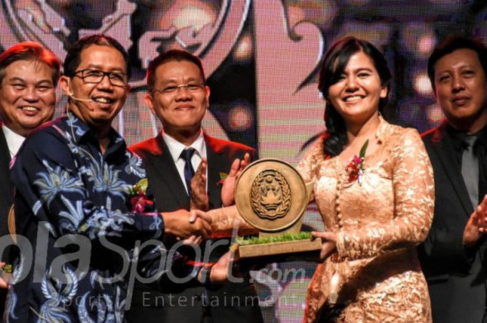 Sekretaris Jenderal PSSI, Ratu Tisha Destria, dan Wakil Ketua Umum PSSI, Joko Driyono, di acara AFF Awards 2017 di Nusa Dua, Bali, Sabtu (23/9/2017).