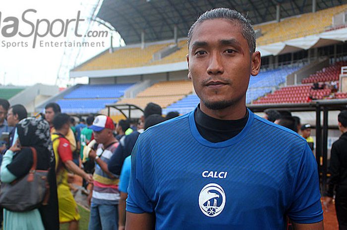 Sandy Firmansyah penjaga gawang Sriwijaya FC usai latihan di Stadion Gelora Sriwijaya Jakabaring.