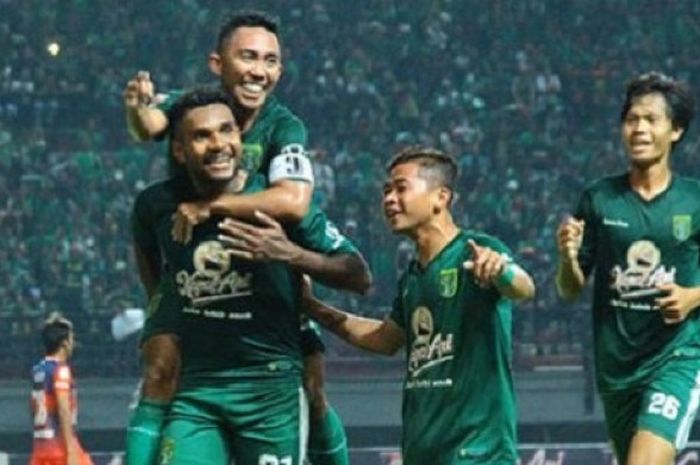 Fandry Imbiri merayakan gol bersama pemain Persebaya Surabaya lainnya.