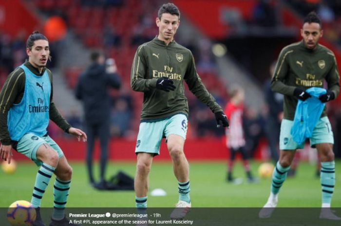 Bek Arsenal, Hector Bellerin (kiri), melakukan pemanasan dengan Laurent Koscielny dan Pierre-Emerick Aubameyang, dalam laga pekan ke-17 Liga Inggris versus Southamapton, pada 16 Desember 2017 di Stadion St. Mary's.