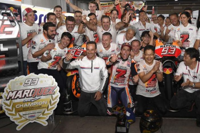  Marc Marquez merayakan gelar juara dunia bersama keluarga dan timnya. 