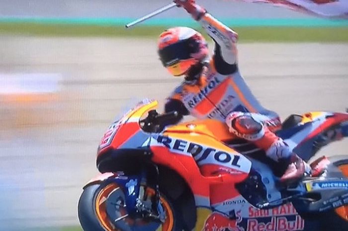 Selebrasi Marc Marquez (Repsol Honda) usai memenangi balapan MotoGP Spanyol 2018 yang berlangsung pada Minggu (6/5/2018).