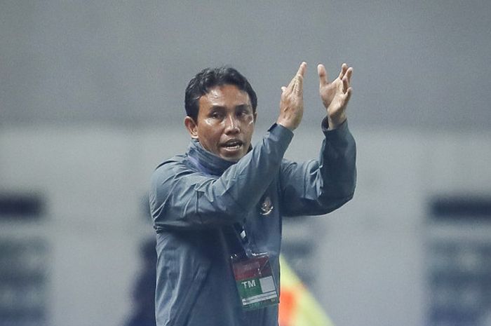   Asisten pelatih timnas U-23 Indonesia, Bima Sakti, tengah memberikan instruksi dalam laga uji coba kontra timnas U-23 Suriah di Stadion Wibawa Mukti, Cikarang, Jawa Barat, Kamis (16/11/2017).  