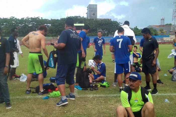 Pemain Persib Bandung harus bertahan di Stadion Mattoangin, Makassar, setelah diduga mendapat ancaman dari luar stadion. 