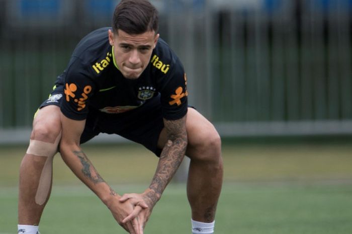 Philippe Coutinho melakukan pemanasan dalam sesi latihan timnas Brasil di Granja Comary sports complex, Teresopolis, 4 Oktober 2017.