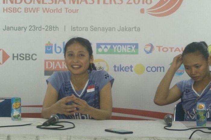 Pasangan ganda putri Indonesia, Della Destiara Haris/Rizki Amelia Pradipta, berbicara pada sesi konferensi pers Indonesia Masters 2018 di Istora Senayan, Jakarta, Kamis (25/1/2018).