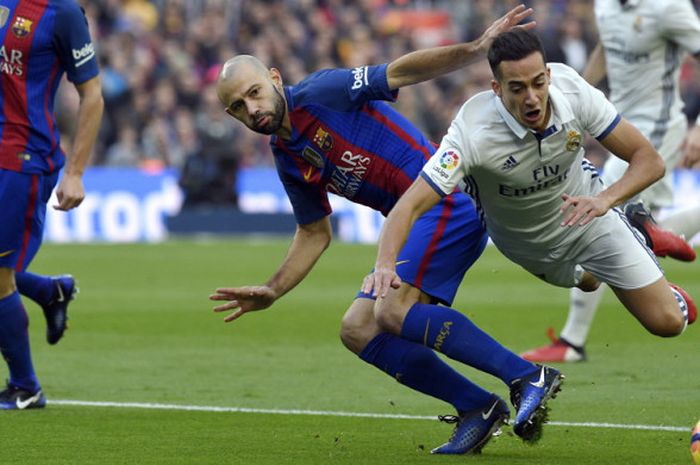 Penyerang Real Madrid, Lucas Vazquez (kanan), saat berduel dengan bek FC Barcelona, Javier Mascherano, dalam pertandingan Liga Spanyol 2016-2017 di Stadion Camp Nou, Barcelona, Spanyol, pada 3 Desember 2016.