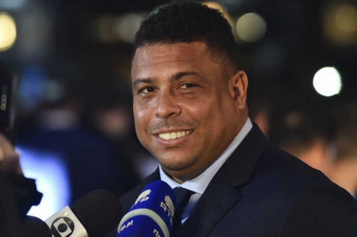 Mantan pesepak bola asal Brasil, Ronaldo Luis Nazario de Lima, saat melakukan wawancara jelang menghadiri acara The Best FIFA Football Awardsdi London, Inggris, pada 23 Oktober 2017.