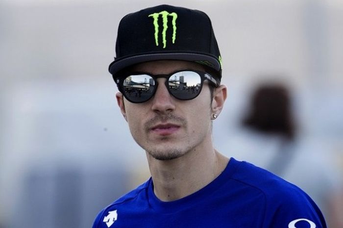 Pebalap Movistar Yamaha, Maverick Vinales, berpose setelah menjalani tes pramusim ketiga di Sirkuit Internasional Losail, Jumat (10/3/2017).