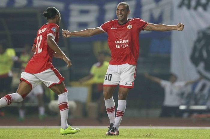 Selebrasi penyerang Persija Jakarta, Bruno Lopes (kanan), seusai mencetak gol pembuka timnya ke gawang Arema FC pada pekan kesembilan Liga 1 musim 2017 di Stadion Patriot Candrabhaga, Kota Bekasi, Jawa Barat, Jumat (6/2/2017).