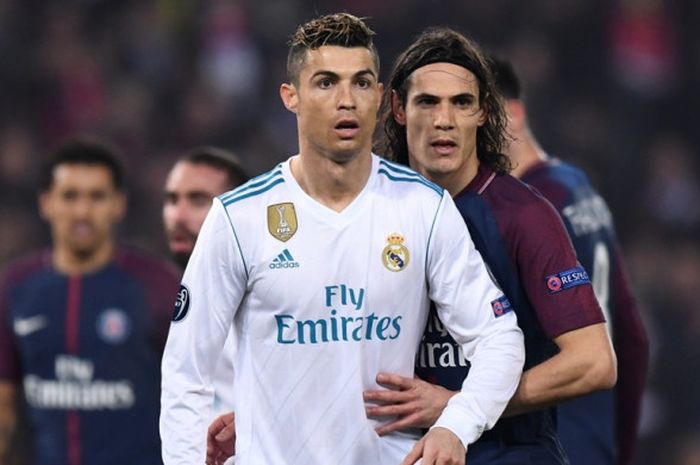 Megabintang Real Madrid, Cristiano Ronaldo (kiri), mendapat pengawalan dari striker Paris Saint-Germain, Edinson Cavani, dalam laga leg kedua babak 16 besar Liga Champions di Stadion Parc des Princes, Paris, Prancis, pada 6 Maret 2018.