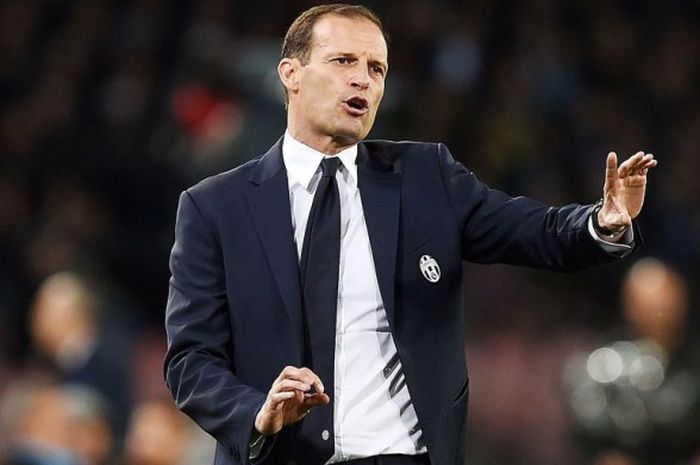 Ekspresi pelatih Juventus, Massimiliano Allegri, menyaksikan timnya bermain menghadapi Napoli dalam pertandingan Liga Italia 2016-2017 di Stadio San Paolo, Naples, Italia, pada Minggu (2/4/2017).