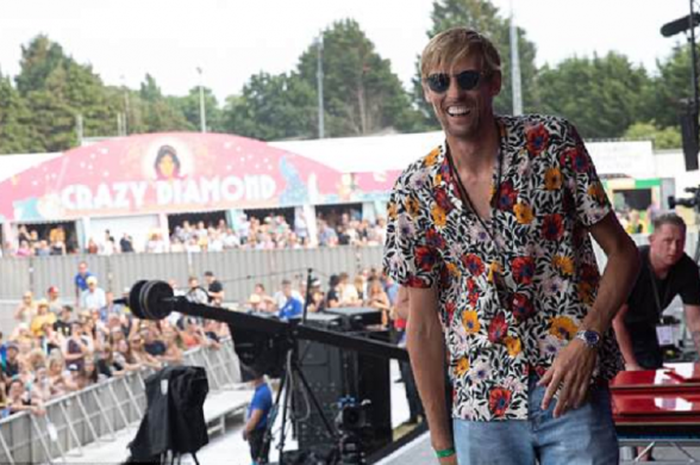 Peter Crouch ketika berada di festival Isle of Wight, Sabtu (23/6/2018).