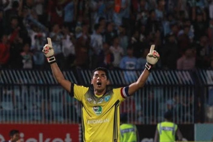 Kiper sekaligus kapten Persela Lamongan, Choirul Huda, saat menyambut gembira gol pertama timnya ke gawang Perseru di Stadion Surajaya, Lamongan, Kamis (16/6/2016) malam. 