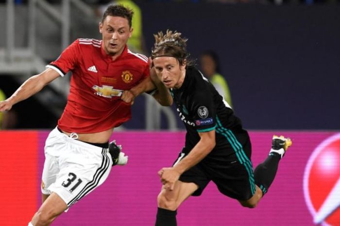 Aksi Nemanja Matic (kiri) berduel dengan Luka Modric dalam partai Piala Super Eropa antara Manchester United dan Real Madrid di Philip II Arena, Makedonia, 8 Agustus 2017.