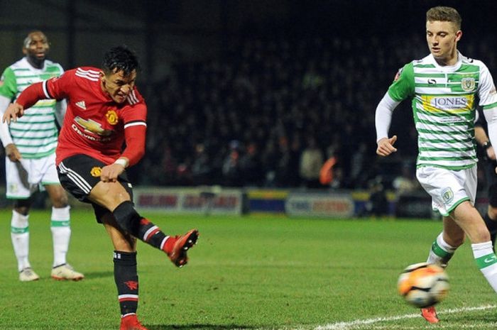 Pemain Manchester United, Alexis Sanchez (kiri), melepaskan tembakan dalam laga babak keempat Piala FA kontra Yeovil Town di Stadion Huish Park, Yeovil, Inggris, pada 26 Januari 2018.