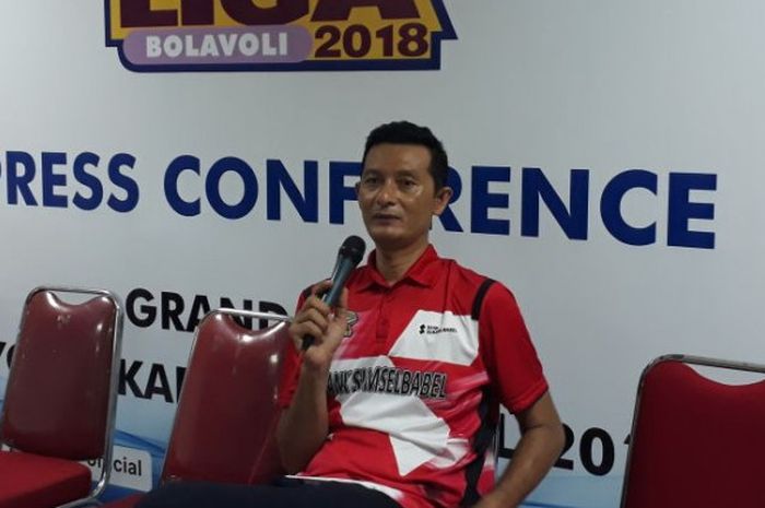 Pelatih tim voli putra Palembang Bank SumselBabel, Samsul Jais, dalam jumpa pers usai grand final Proliga 2018 di Sasana Amongrogo, Yogyakarta, Minggu (15/4/2018).