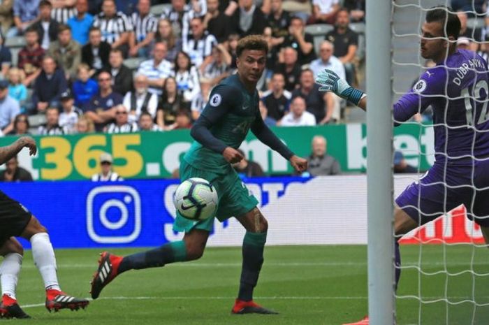  Gelandang Tottenham Hotspur, Dele Alli (tengah), menyaksikan bola masuk ke gawang Newcastle United dalam partai Liga Inggris di Stadion St James' Park, Newcastle-upon-Tyne, 11 Agustus 2018. 