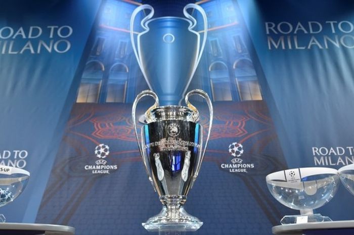   Trofi Liga Champions dipamerkan menjelang pengundian babak perempat final di Nyon, 14 Desember 2015.  