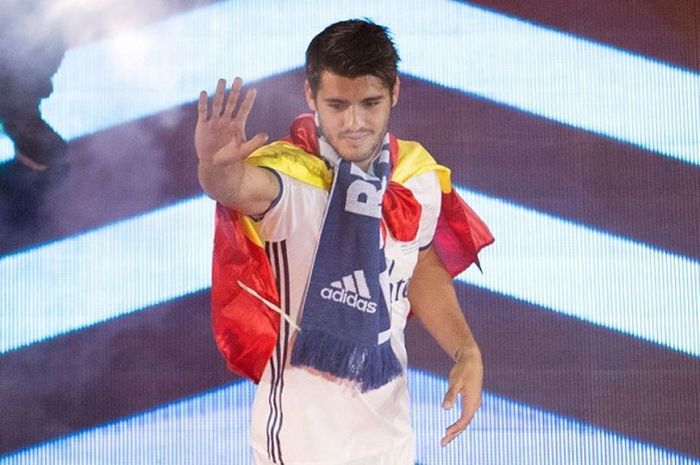 Penyerang Real Madrid, Alvaro Morata, saat memasuki podium perayaan kemenangan timnya di ajang Liga Champions 2016-2017 yang digelar di Stadion Santiago Bernabeu, Madrid, (4/6/2017).