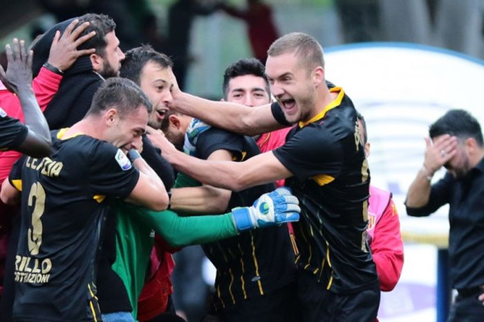 Para pemain Benevento merayakan gol kiper Alberto Brignoli ke gawang AC Milan dalam partai lanjutan Liga Italia di Stadion Ciro Vigorito, Minggu (3/12/2017) sore WIB.