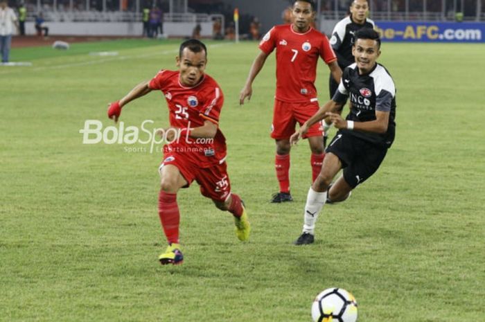  Pemain Persija, Riko Simanjuntak, melakukan dribel pada laga Piala AFC 2018 kontra Home United di Stadion Utama GBK, Selasa (15/5/2018). 